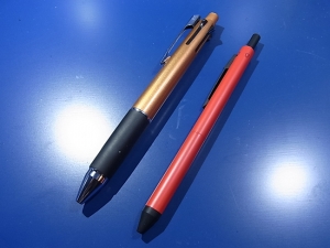 シャーペン１本分の細さに４本分の機能を集約したヘルベチカの『多機能ペン4in1』