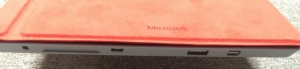 （参考）Surface 3のmicroUSB型の充電端子（左から2番目）。