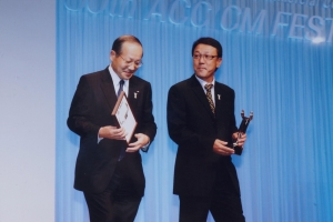 開発した「キリンフリー」のＡＣＣ表彰の一枚。左はキリンビールの松沢元社長。
