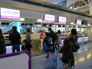羽田空港国際線ターミナルのチェックインカウンター。便出発50分前で完全にクローズされる。