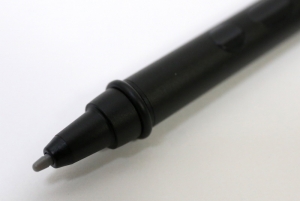 電磁誘導方式などを採用したデジタイザーペンの先端は尖っている。