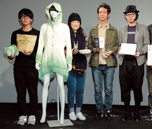 『rainy lettuce』を出品した飯田捷人さん（左）ほか「売れる雑貨」を作った受賞者。