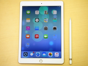 iPad Proと並べてみると分かるが、サイズが長すぎる。小型・軽量化に期待したい