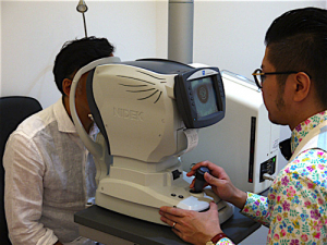 一般的な眼鏡店にも置かれている視力測定器による検査