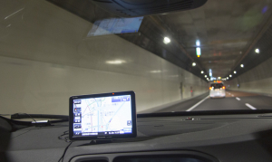 GPS電波を受信できないトンネル内も正確に表示。