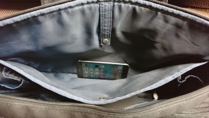 ビジネスバッグのインナーポケットの中に入れた「iPhone 6s Plus」