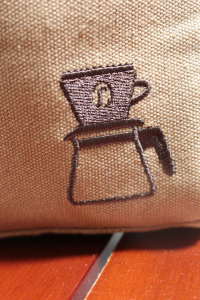 同社のプレス式コーヒーメーカーに描かれているイラストが、キャンバスコンテナポーチにも刺繍されている