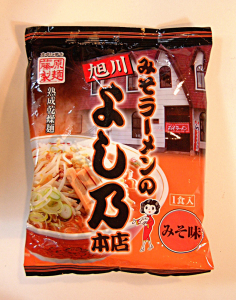 北海道のラーメンと言えば「すみれ」！現地で買った袋麺とコンビニカップ麺どっちの再現度が高い？