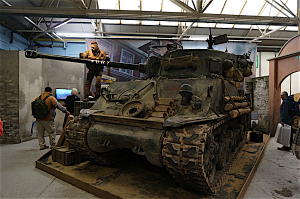 映画『フューリー』にも登場したシャーマン戦車と、ブラッド・ピットの蝋人形は特別館に展示
