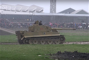 Tankfestでは実際に稼動できる、世界唯一のタイガーI戦車も走行