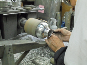 錫の地金を溶かし、型に流した後、ロクロで削る。手仕事で丹念に仕上げていく。