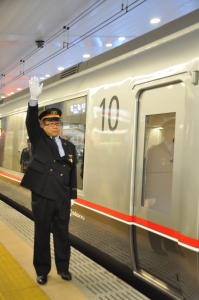 新宿駅管区長による出発指示合図。