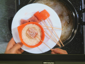 串に刺した食材と『日清 小麦粉・卵いらずの ラク揚げ パン粉』だけ用意すれば、家庭でも簡単に串揚げができる