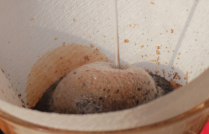 ドリッパーに入れた豆を平らにしてから、豆の中心に細く湯を注ぐ