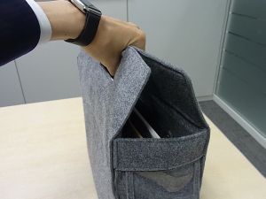 オフィス内での移動を自由にするバッグ『mo・baco』