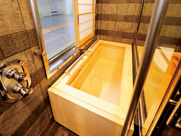 風呂には木曾檜無垢材を使用した浴槽
