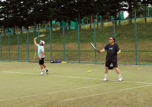 北海道・大沼でJR九州の青柳俊彦社長（右）とテニスを楽しむ柘植氏（左）