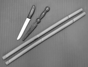 練習に用いるカリ・スティックとナイフ