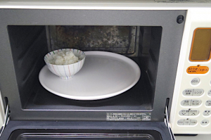 ターンテーブル式の電子レンジは食品を真ん中に置くとしっかり温まりません。