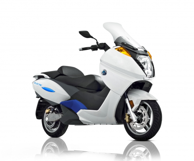 イタリアのバイクブランドadivaがダブルシートの大型電動スクーター Vx 1 を発売 Dime アットダイム