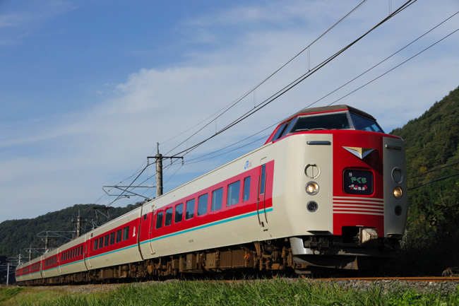 国鉄型特急電車の終焉は間近 国内初の振り子式車両381系 Jr西日本の特急 やくも 鉄道事典 Dime アットダイム