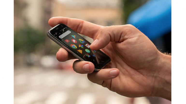Ip68の防水防塵性能と顔認証ロックも搭載 クレカサイズの3 3インチスマホ Palm Phone Dime アットダイム
