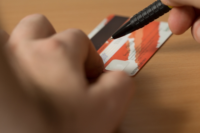 クレジットカードの裏面の署名はなくても使えるの 署名にまつわる常識 非常識 Dime アットダイム
