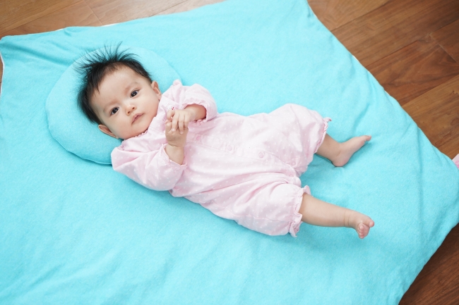 赤ちゃんの頭の形をまんまるに近づけるよう設計された まんまる枕 Dime アットダイム