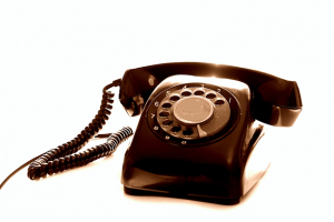 昔の電話機はこれだった みんなが使っていた黒電話と赤電話 Dime アットダイム