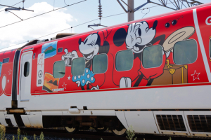 ミッキーを追いかけて九州へ ミニーマウスが加わったjr九州 Waku Waku Trip 新幹線 Dime アットダイム