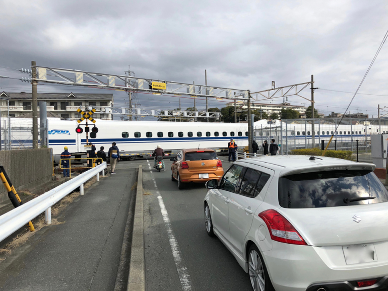 ちょっと不思議な感じ 日本で唯一 東海道新幹線が踏切を通過する 西伊場第1踏切 Dime アットダイム