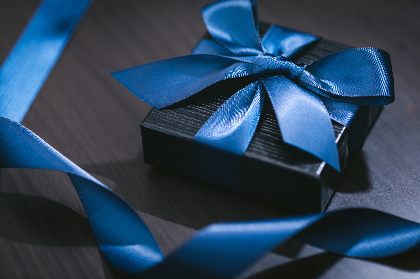 Подарок синий цвет. Подарок голубой. Подарок синий. Подарочные коробки синие. Подарок в синей бумаге.