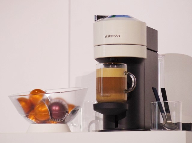大きなマグカップにも対応 きめ細やかなクレマをたっぷり作れるネスプレッソのコーヒーマシン Vertuo Dime アットダイム