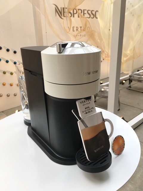 大きなマグカップにも対応 きめ細やかなクレマをたっぷり作れるネスプレッソのコーヒーマシン Vertuo Dime アットダイム
