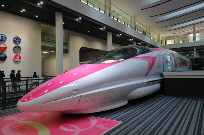 超レアなハローキティ仕様の新幹線500系車両も 営業を再開した京都