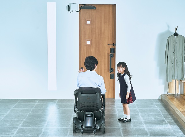 玄関のドアが自動ドアに変身 障がい者 高齢者 健常者の誰もが便利に使える電動オープナーシステム Doac Dime アットダイム