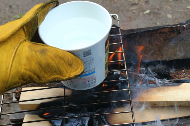 キャンプ先で鍋をうっかり忘れた そんなとき 紙の器を代用して焚き火料理ができるって本当 Dime アットダイム