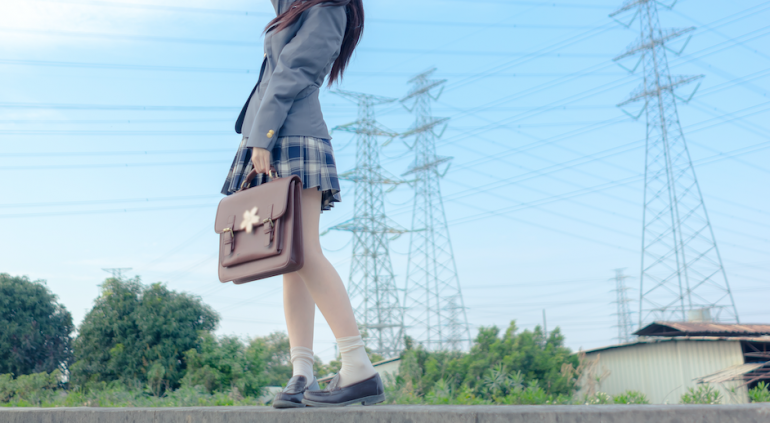 地域によって異なる女子高生のスカート丈 東京と神奈川は8割が ひざ上派 関西や九州は ひざ下派 が多数 Dime アットダイム