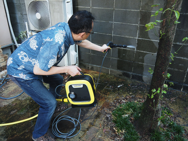 庭の苔まで吹き飛ばす！片手で持てるケルヒャーの〝世界最小〟高圧洗浄