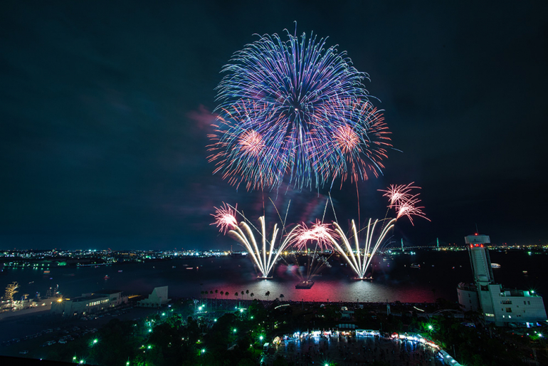 音楽に合わせて花火がシンクロする1万3000発の芸術的な花火大会 みやざきシーサイド芸術花火 11月28日開催 Dime アットダイム