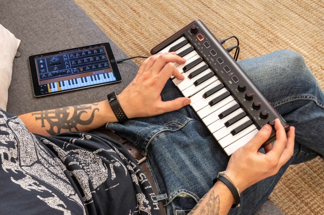 バックに収まるジャストサイズ 25鍵ミニ鍵盤に4つのノブも搭載したモバイルmidiキーボード Irig Keys 2 Mini Dime アットダイム