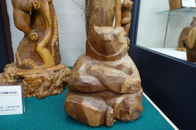 明治時代まで遡る!?かつて北海道で木彫り熊が流行した意外な理由｜@DIME アットダイム