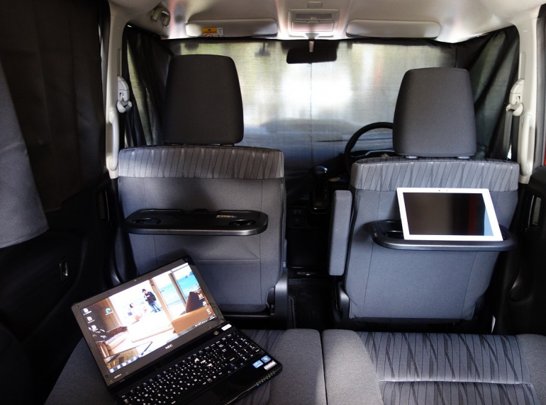 車中泊やテレワークの便利グッズ 簡単に装着できる車内用遮光カーテンの活用術 Dime アットダイム
