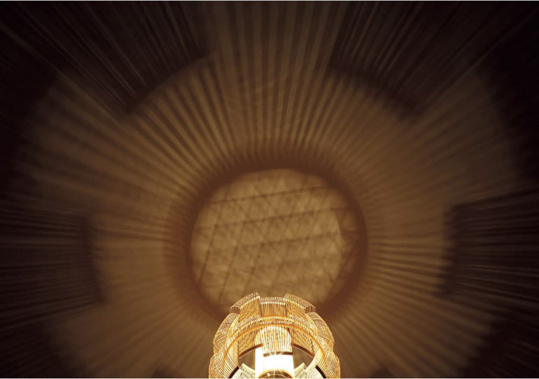 伝統工芸がアートに昇華！竹細工のランプが放つ光と影が美しい駿河竹千筋細工のランプ「SEN」｜@DIME アットダイム