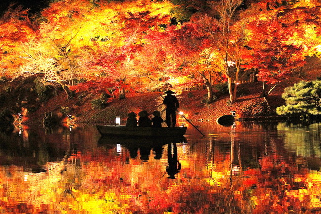 まるで別世界 香川県栗林公園で幻想的な夜の紅葉を楽しめるライトアップがスタート Dime アットダイム