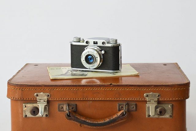 旅行鞄とカメラ