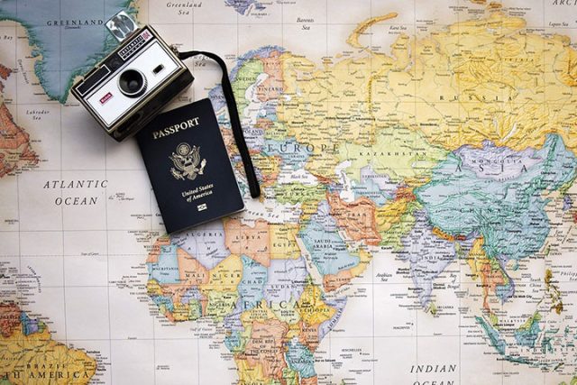 世界地図とカメラとパスポート