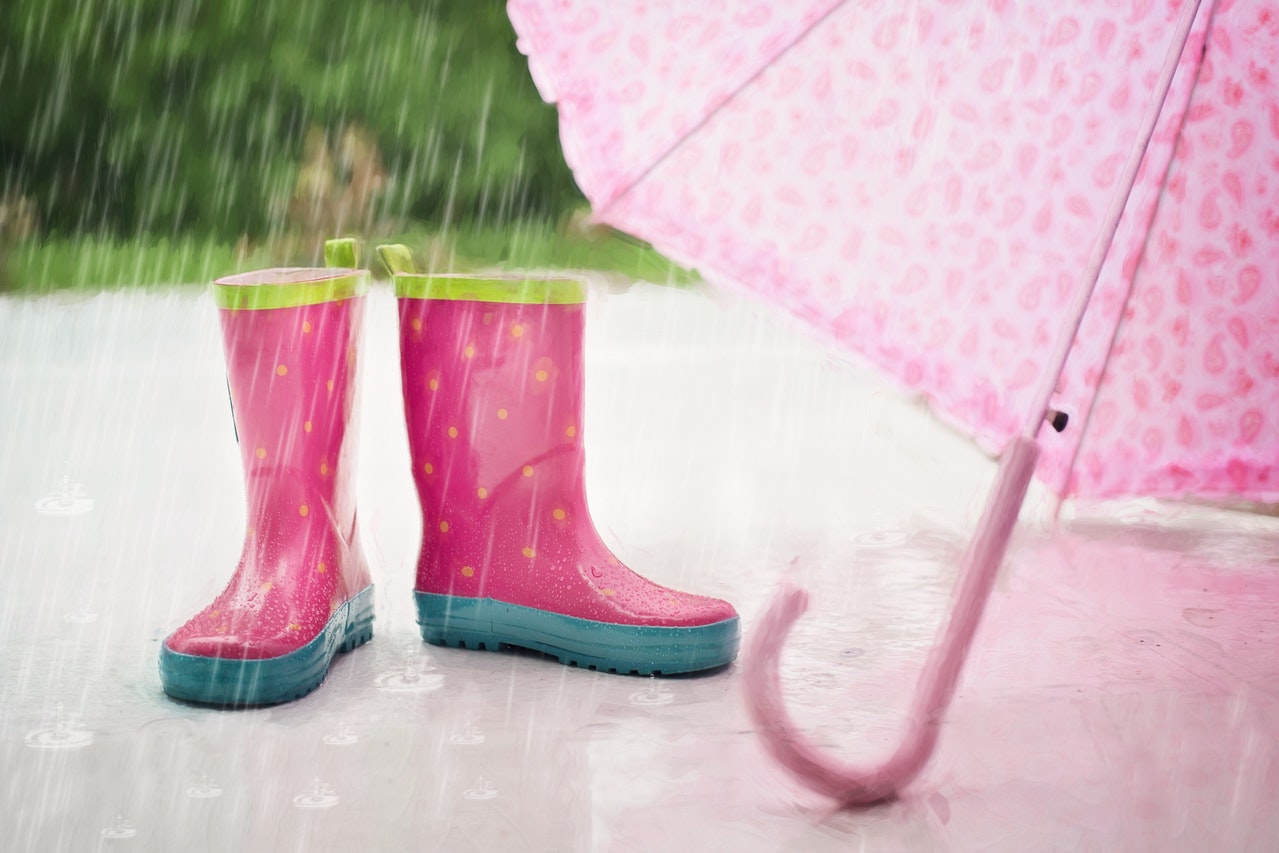 ピンクの傘とレインブーツ