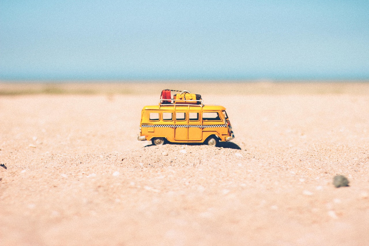 砂浜とおもちゃのバス