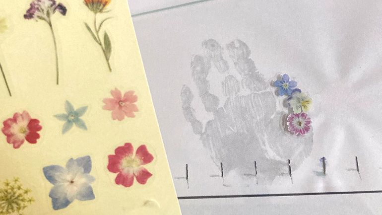 100円ショップのシールで作るお花の手形アート4